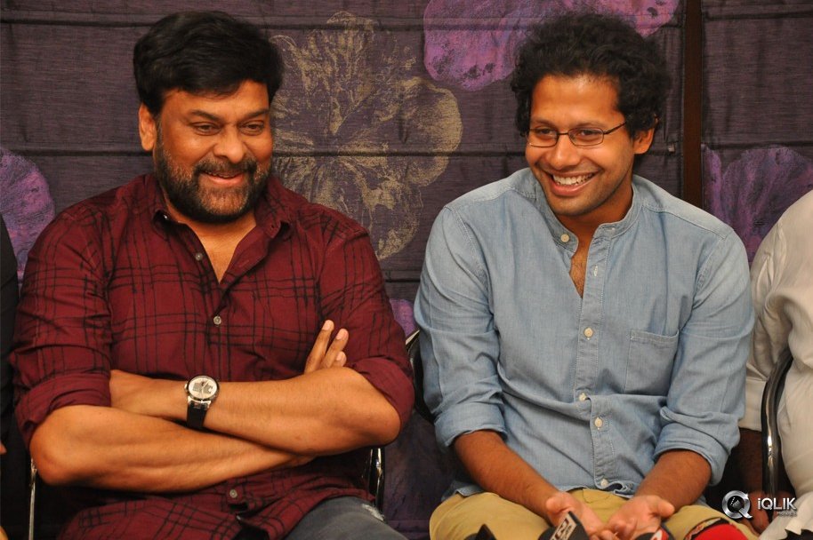 Chiranjeevi-Felicitates-Tholi-Prema-Movie-Team-at-His-Home